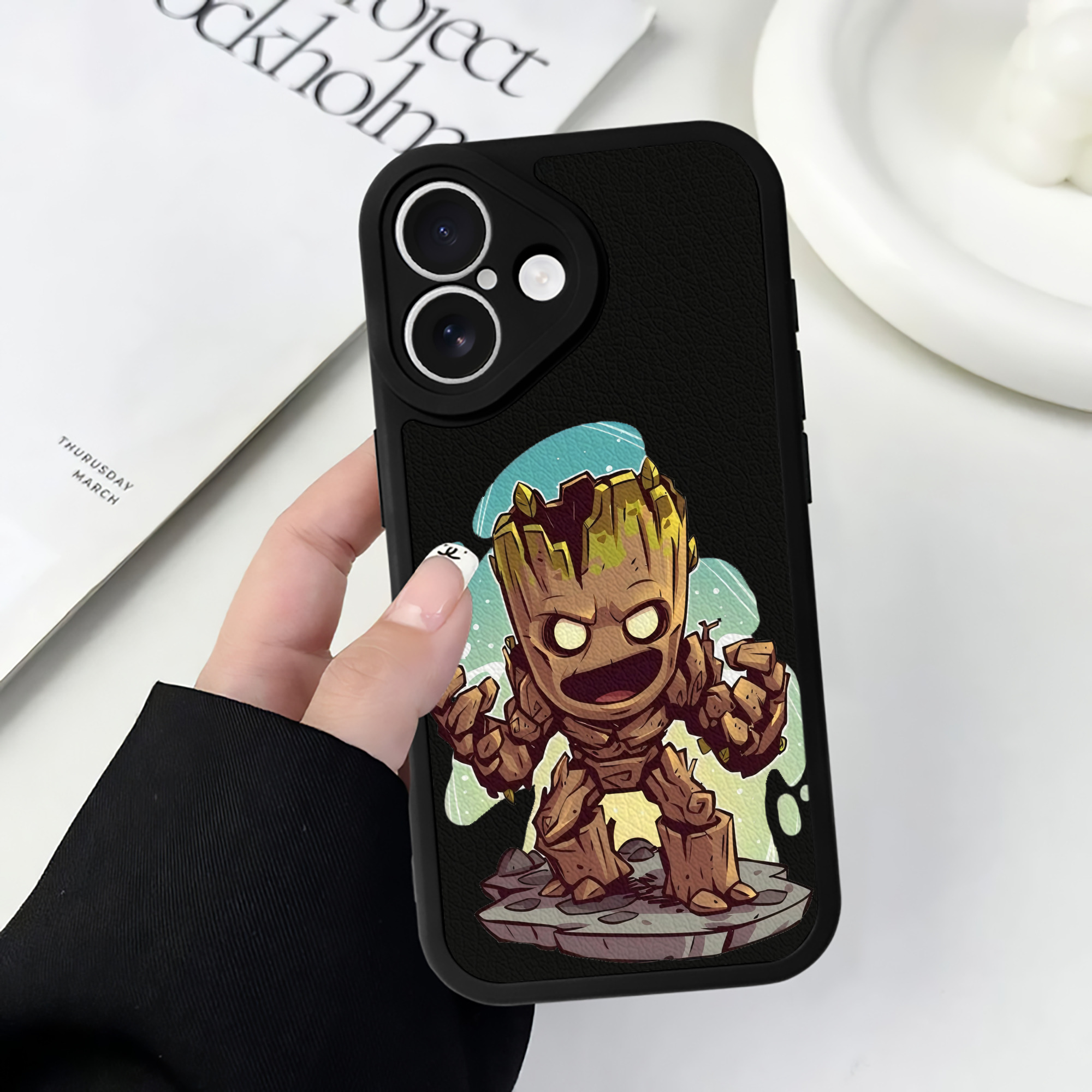 （画像用） アベンジャーズ The Avengers 【iPhone 16シリーズ対応】シリコンスマホケース（レザー調） 材質：シリコン